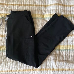 Size Small Figs Yola straight leg scrub pants in black